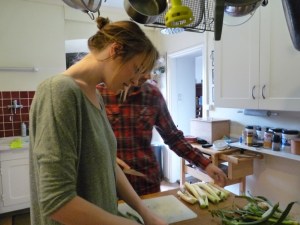 Preparing the calçots