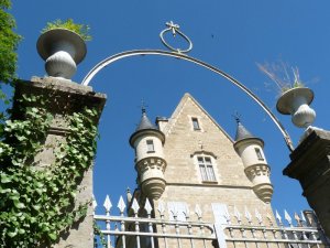 Peering through the main gate of the Château de Léran 