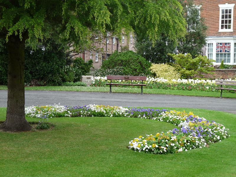 Time to go home.  Nobody's relaxing on that park bench.