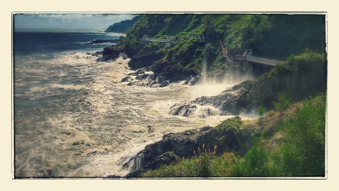 The sea crashes to the cliffs of the Igidae Trail