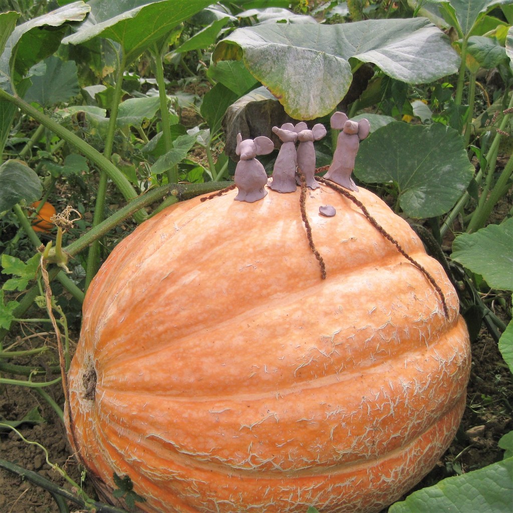 A mouse family atop a pumpkin at Le Jardin Extraordinaire